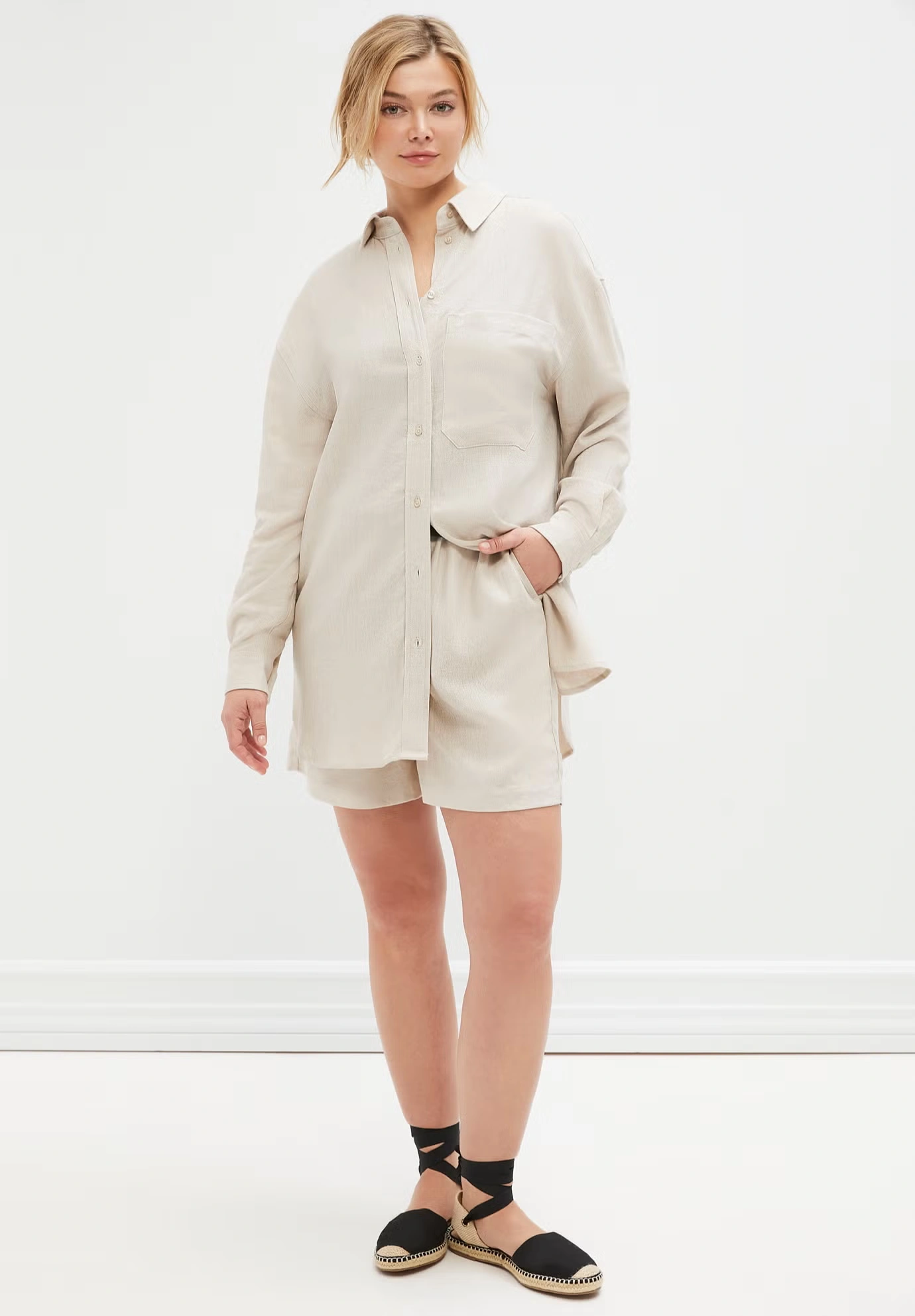 Linen-Blend Elastic Waist Shorts 3 Linen-Blend Elastic Waist Shorts